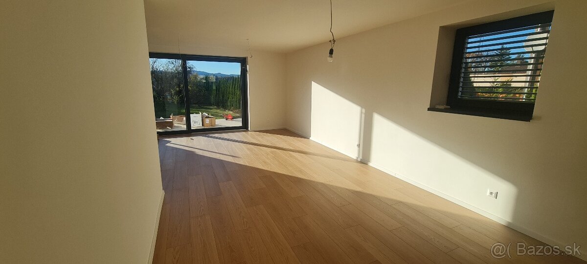 REKONŠTRUKCIA -5 IZB. RODINNÝ DOM, ŽILINA-DVOJGARÁŽ, 402m2 - 18