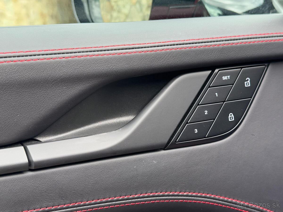 Porsche 911 Carrera 4 GTS - 18