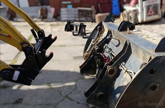 rýchloupínač a paletovacie vidly na traktorbáger komatsu WB - 18