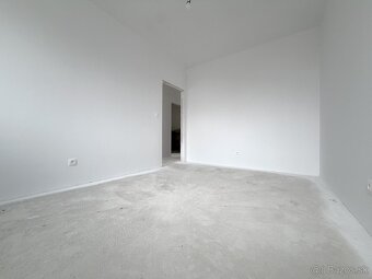 MODERNÝ DVOJDOM V POVODE- VEĽKÝ POZEMOK - 18