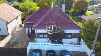 Útulný 3-izbový dom s veľkým pozemkom (910m2) a terasou - 18
