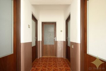 Priestranný rodinný dom v tichej ulici obce Chrastince, okre - 18