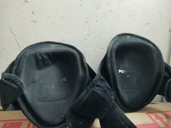 {53}  Chrániče kolien - 18