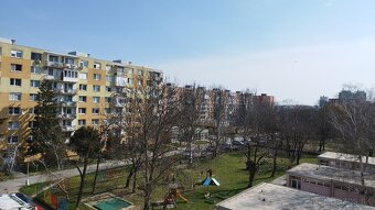 3. izb. reprezentatívny, zrekonštruovaný, zariadený byt. TOP - 18