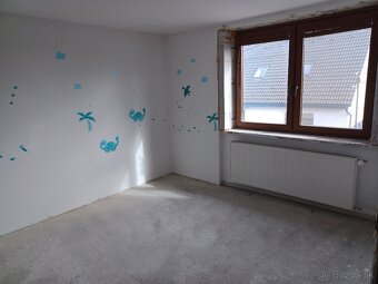 Rodinný dom s veľkým pozemkom, krásnou záhradou a jazierkom - 18