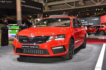 PREDNA MASKA OCTAVIA 3 / 3FL / 4RAMCEK GRILU MASKY CIERNY - 18