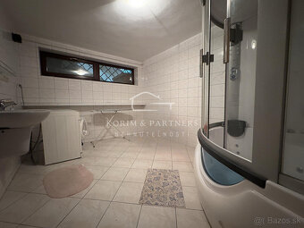 Atypický, priestranný rodinný dom v tichej časti Komárna - 18