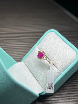 💍 Luxusný prsteň s prírodným rubínom a diamantmi - 18
