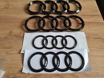 AUDI Čierne lesklé znaky - 18