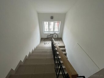 Štvorpodlažná budova v centre Piešťan na podnikanie, či býva - 18