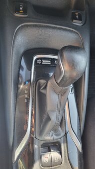 Toyota Corolla sedan 1,8 hybrid Comfot Tech + Techpack 72KW  - 18