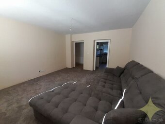 Na predaj ZREKONŠTRUOVANÝ 2-izbový byt s dvorom a GARÁŽOU v  - 18