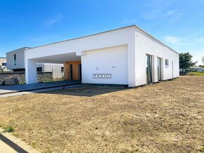 LUXUSNÝ A PRIESTRANNÝ 4-IZBOVÝ BUNGALOV S POZEMKOM 707 m2, H - 18