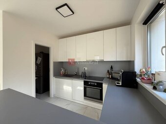 NOVOSTAVBA: zariadený BUNGALOV v obci Vieska Bezdedov (817m2 - 18