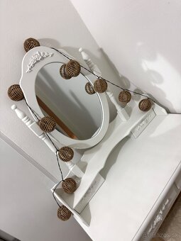 Kozmetický stolík - 18