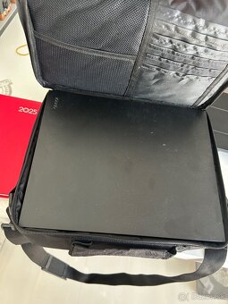 Xbox One X 1TB + 2 ovládače + Volant + Taška - 18