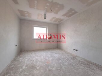 ADOMIS - predám rodinný dom Ruskov, 650m2, 3x kúpelňa,120m2  - 18
