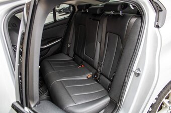 BMW Rad 3 320d Advantage A/T RWD - 18