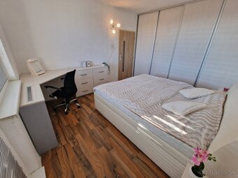 3 izb. byt s loggiou a s balkónom, 71m2 v centre mesta Sereď - 18