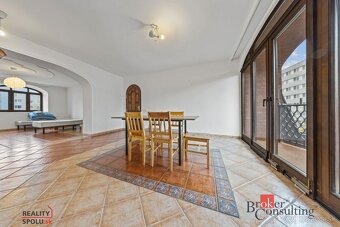 VILA v centre  mestskej časti Rača - 18