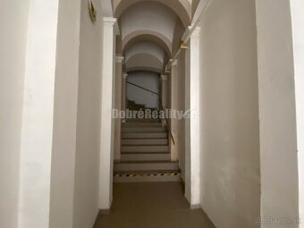 Na predaj pekná komerčná budova v centre mesta Lučenec - 18