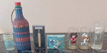 Veci zo skla, kredenc, stoličky, pokladňa a mix dalších veci - 18