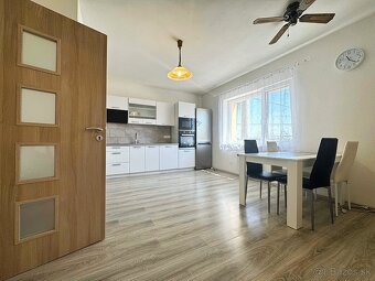 Veľký dvojgeneračný RD s bazénom v obci Petrova Ves - 18