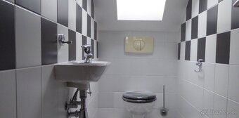 Ponúkame na predaj čiastočne zariadený 7 izbový dom, Bratisl - 18