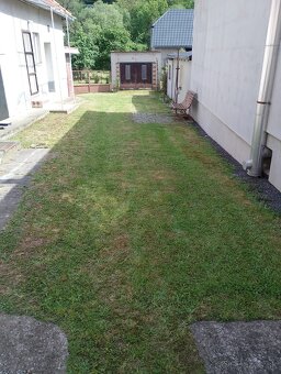 Dom pri minerálnom prameni, s potokom na konci záhrady - 18