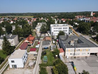 Pozemok s rodinným domom v centre Rusoviec - 18