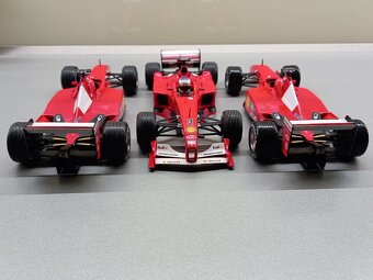 3x F1 FERRARI F2001 a F2000 SCHUMACHER HOTWHEELS 1:18 - 18