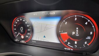 Volvo XC60 B5 2.0L Momentum Pro AWD A/T - 18