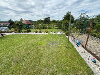 Upravená záhrada s chatou na Žabom majeri - 18