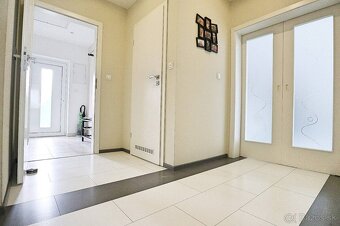 Krásny 5i RD s dvojgarážou, bazénom - TOP PROSTREDIE - 18