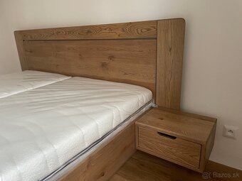 Dubová posteľ s úložným priestorom a stolíkmi - 18