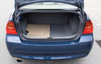 BMW 318i (E90) z roku 2005 - 18