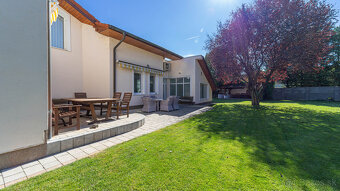 Priestranný RD na 11árovom pozemku s bazénom, saunou, garážo - 18