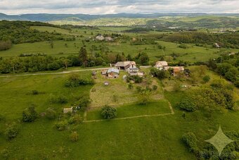 Exkluzívne na predaj gazdovský rodinný dom s pozemkom o rozl - 18