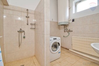 Na predaj priestranný vidiecky rodinný dom v obci Baka, poze - 18