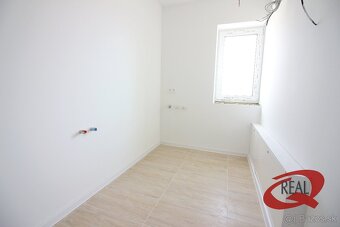 SKOLAUDOVANÝ RODINNÝ DOM, TEHLOVÁ STAVBA, IHNEĎ VOĽNÝ - 18