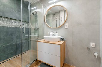 Tr.SNP - 2 izbový byt, loggia, 53 m2.Zariadený,KOMPLETNÁ REK - 18
