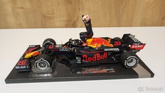 Max Verstappen 1:18 s figurkou - víťaz Monaco - 18