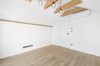 ŠTÝLOVÁ REZIDENCIA V BLÍZKOSTI JAZERA, UZAVRETÝ AREÁL VOJKA - 18