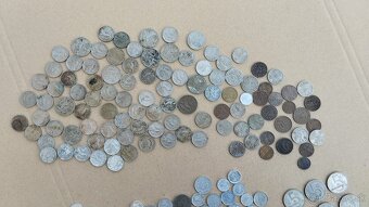 Československé mince - konvolut minci v dřevěné truhličce - 18