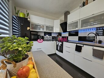 Na predaj veľký kompletne zariadený 3-izbový byt v centre Pi - 18