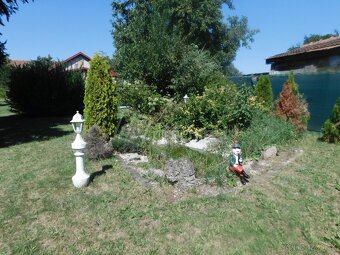 Pekný dom na slnečnom pozemku s bazénom a jazierkom - 18