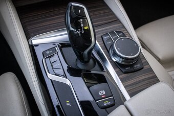 BMW 520d Touring Luxury Line, Pano, El. ťažné, Po servise - 18