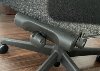 Ergonomická kancelárska stolička Herman Miller Celle - 18