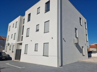 CHORVÁTSKO - Moderné apartmány neďaleko peknej pláže - VODIC - 18