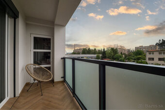 Dizajnový 3-izbový byt kompletne zariadený s garážou - 18